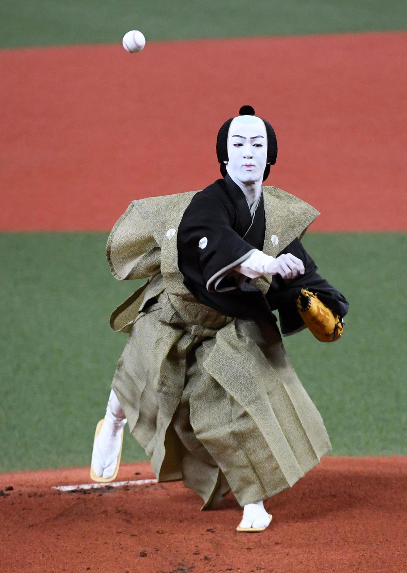 阪神対中日　始球式を務めた尾上右近（撮影・前岡正明）