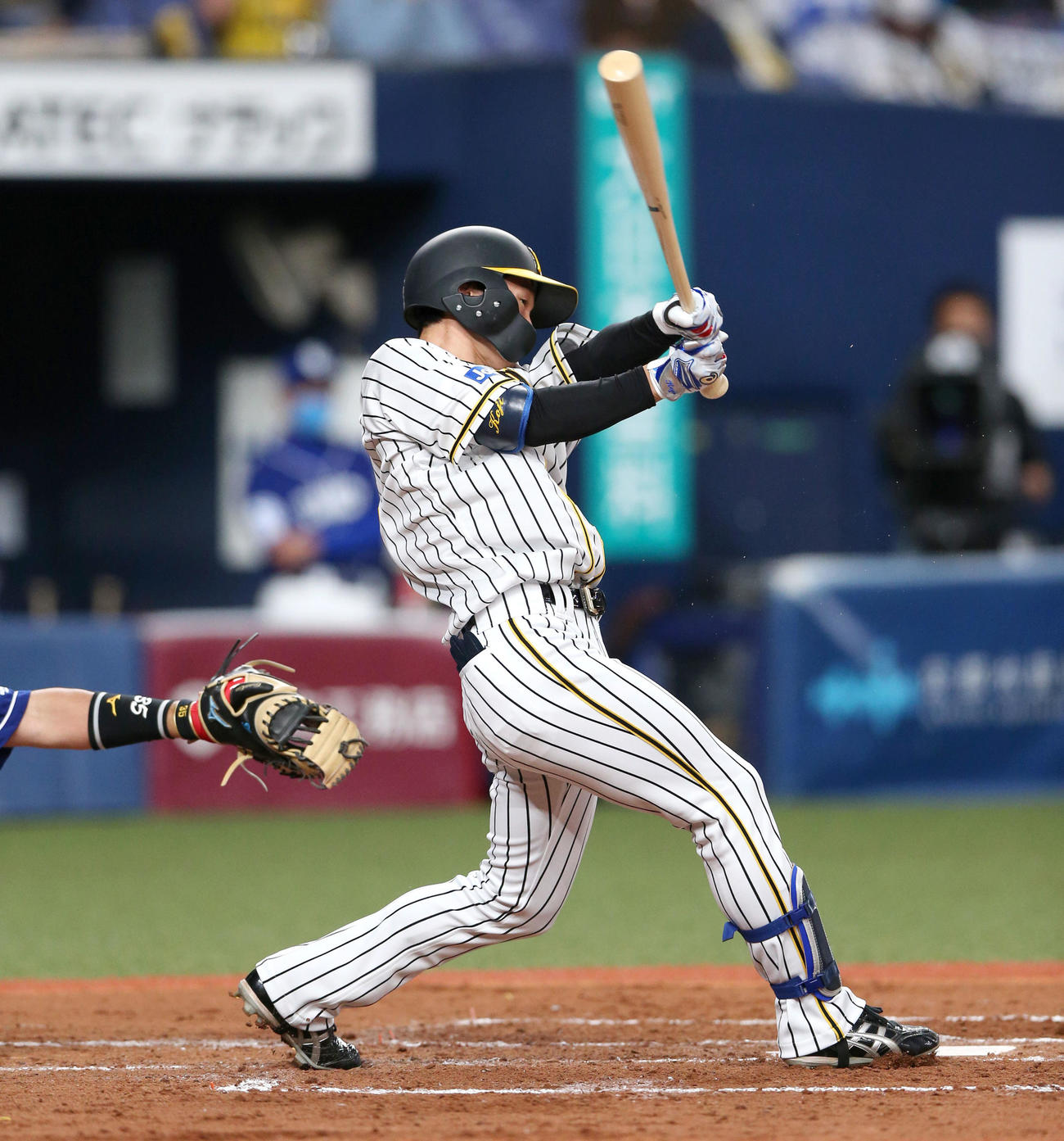 阪神対中日　2回裏阪神2死二、三塁、近本は中前2点適時打を放つ（撮影・上山淳一）