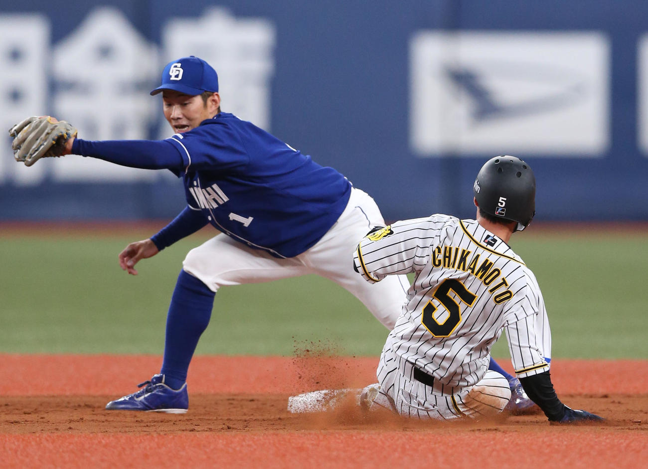 阪神対中日　2回裏阪神2死一塁、一走近本は二盗を決める、左は遊撃手京田（撮影・上山淳一）