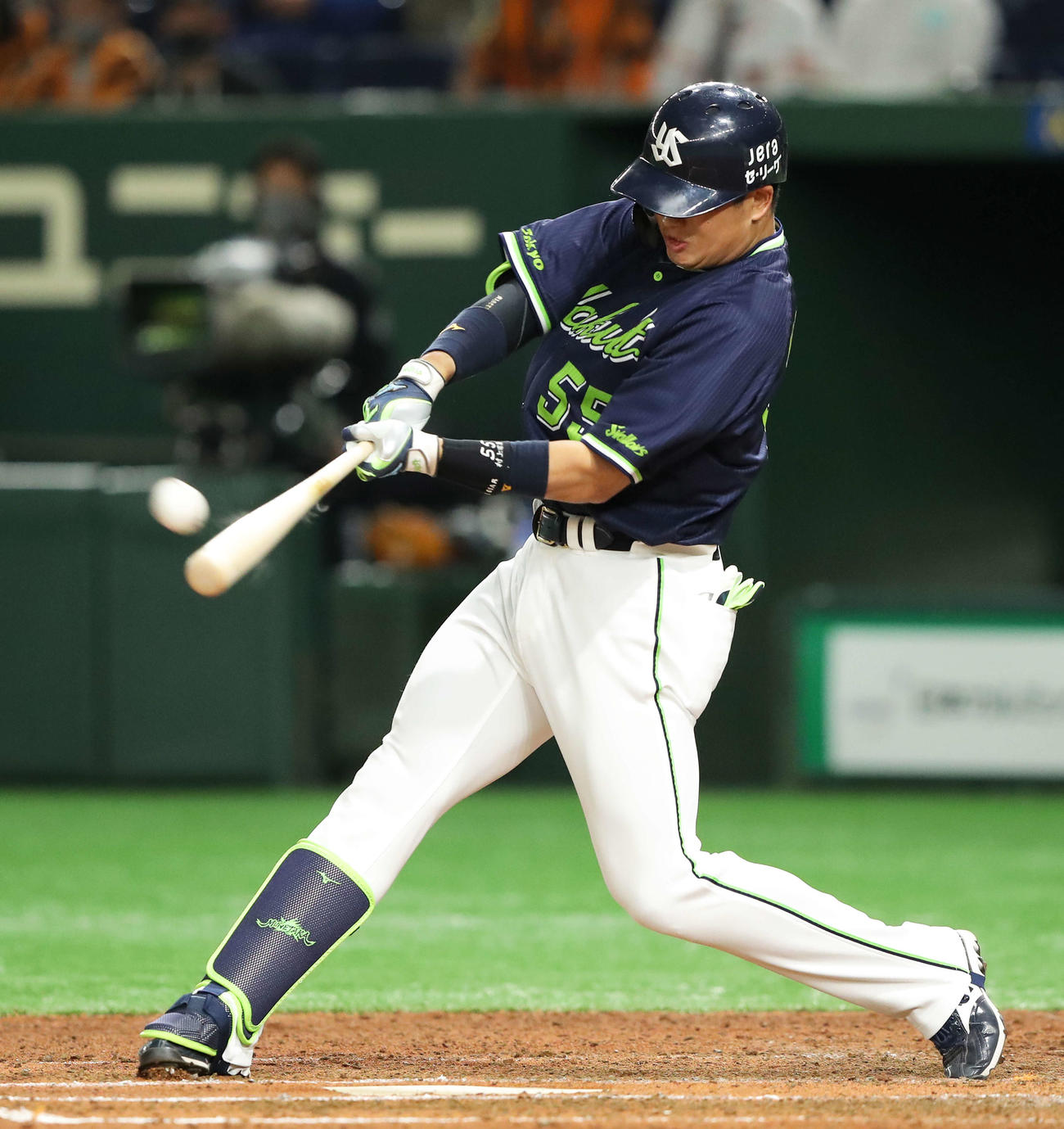 巨人対ヤクルト　6回表ヤクルト1死一塁、右越え先制2点本塁打を放つ村上（撮影・河田真司）