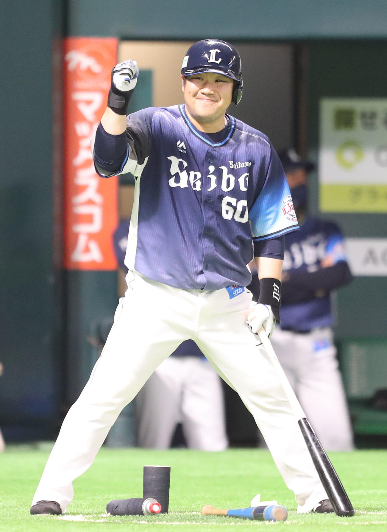 ソフトバンク対西武　3回表西武1死一、三塁、森友哉の遊内野適時打で生還した金子侑司を笑顔で迎える中村剛也（撮影・梅根麻紀）