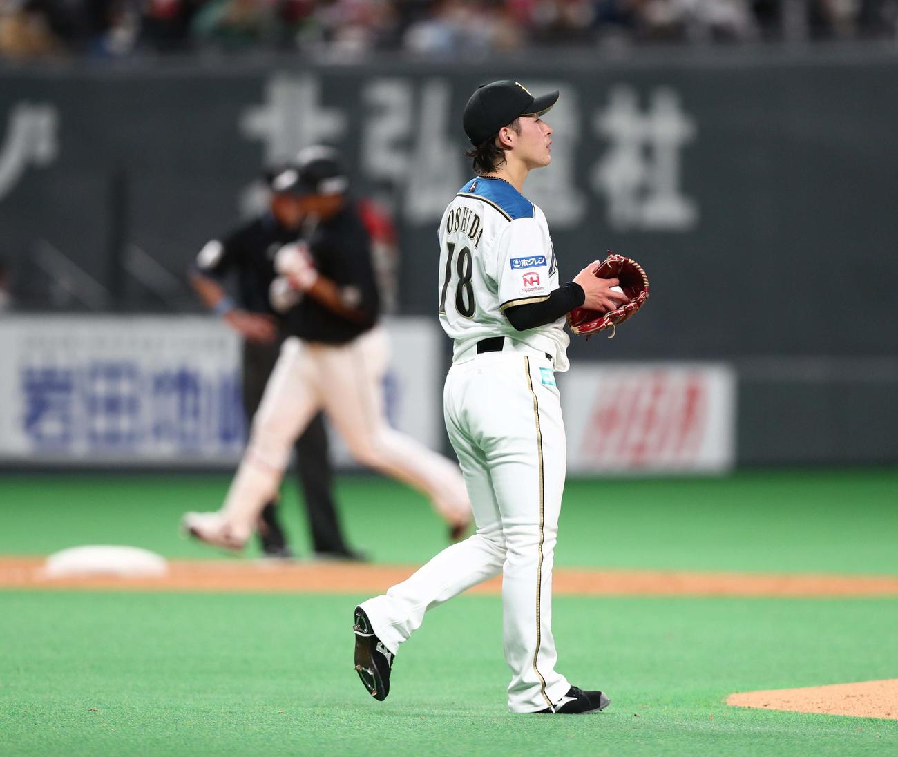 日本ハム対ロッテ　2回表ロッテ2死二塁、吉田は安田に右越え2点本塁打を浴び、7点目を失う（撮影・黒川智章）