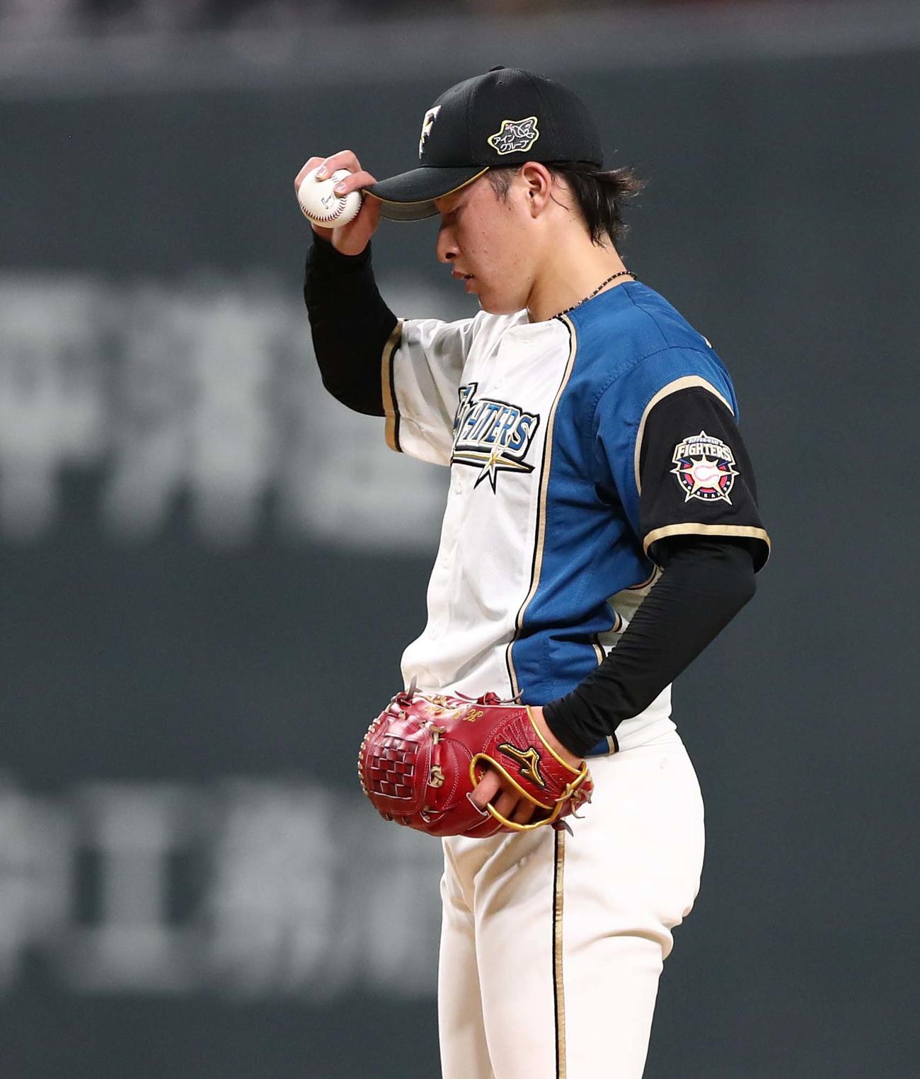 日本ハム対ロッテ　1回に2失点し、渋い表情の吉田（撮影・黒川智章）