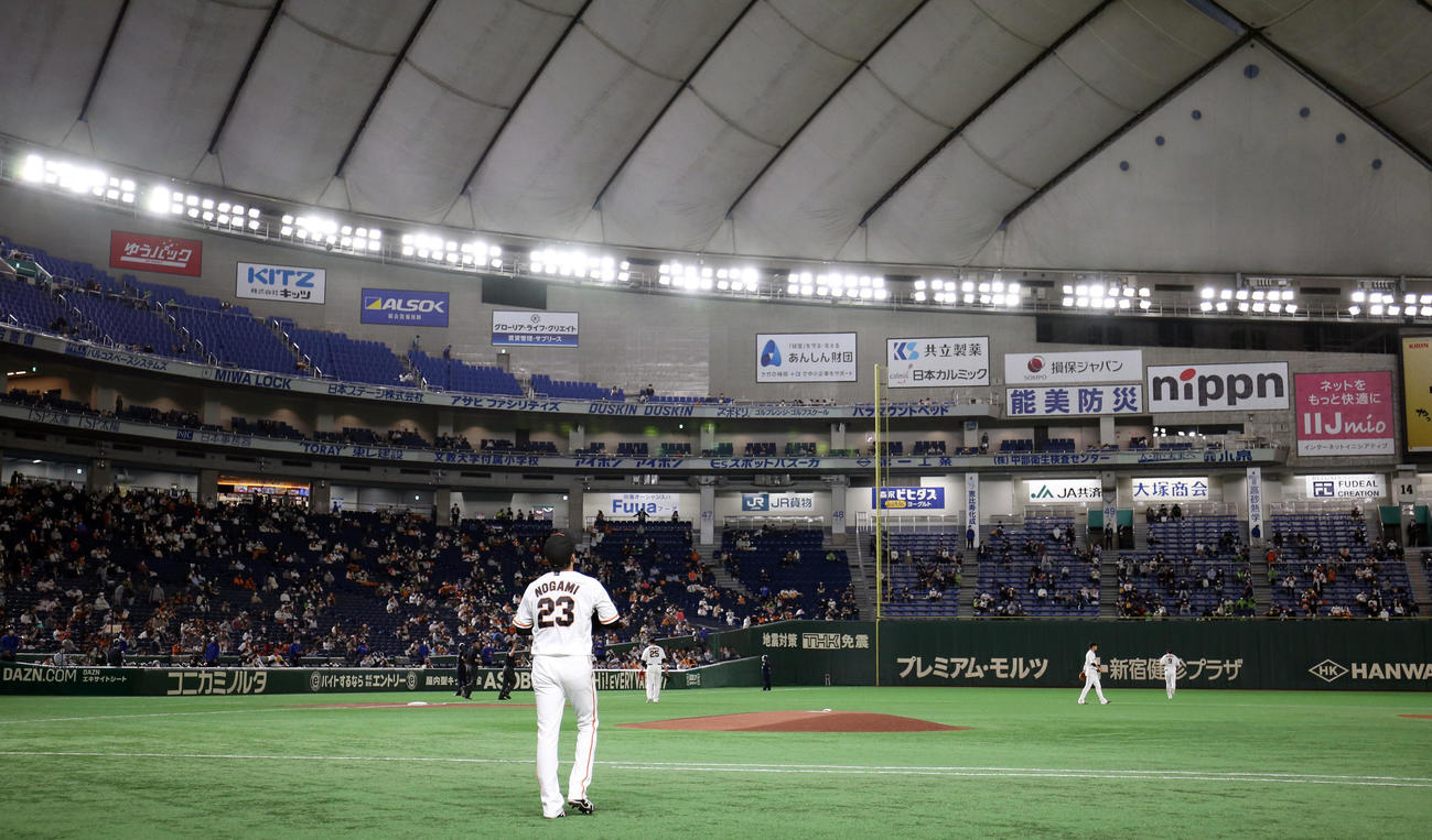 巨人対ヤクルト　試合前、605日ぶりの1軍マウンドに向かう野上（撮影・狩俣裕三）