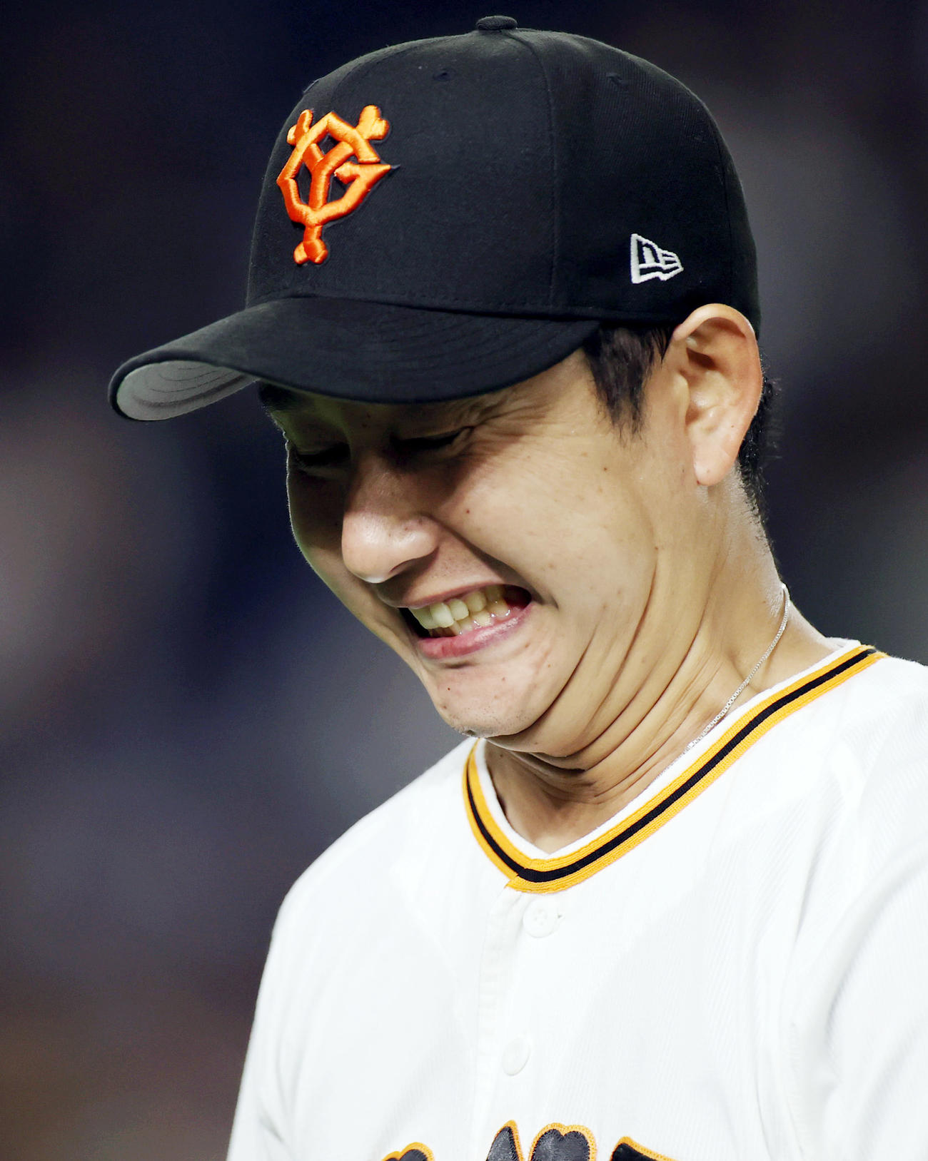 巨人対ヤクルト　6回表を終え、悔しい表情を見せる野上（撮影・狩俣裕三）