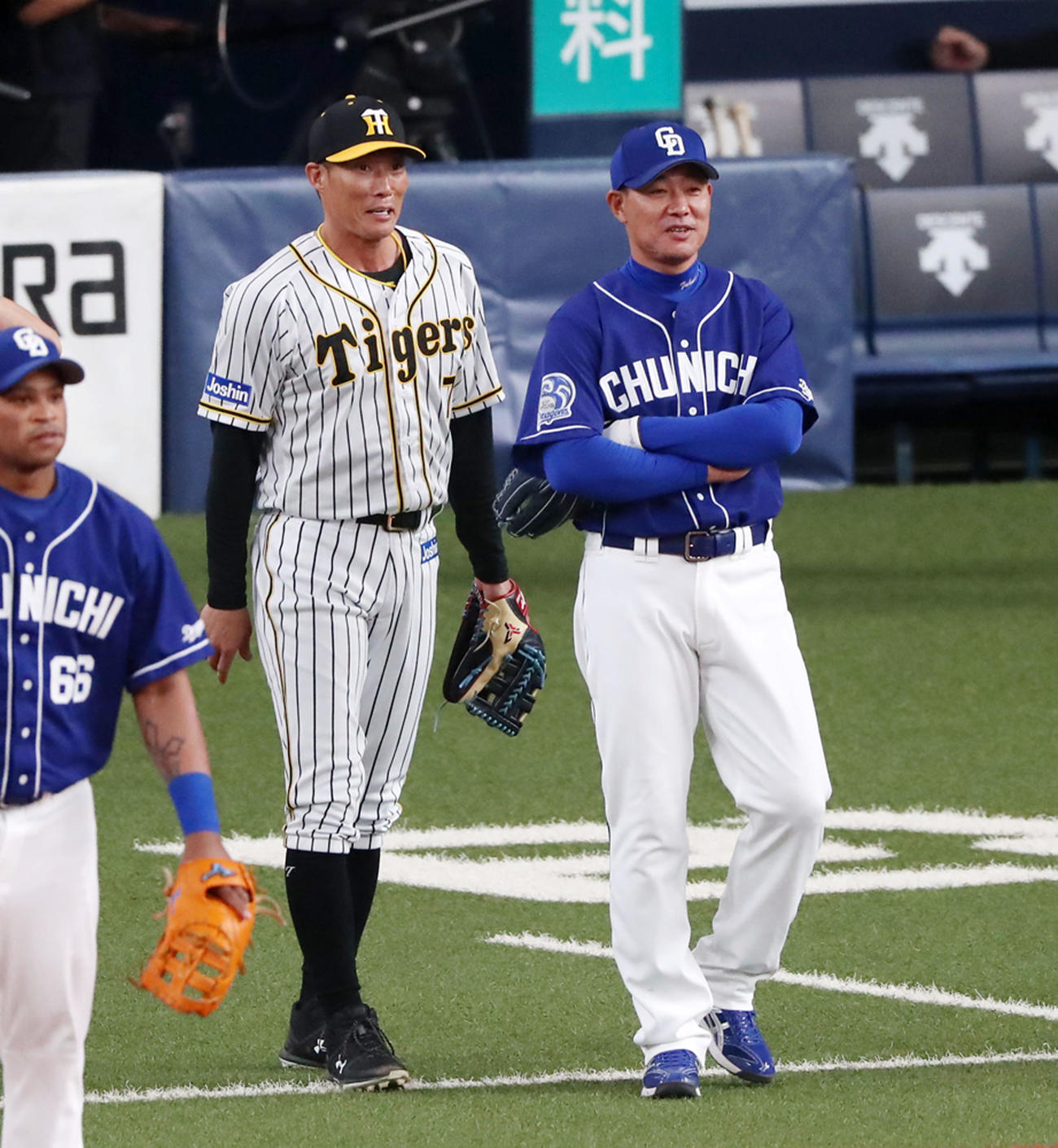 阪神対中日　シートノック中の福留（右）にあいさつする糸井（撮影・加藤哉）
