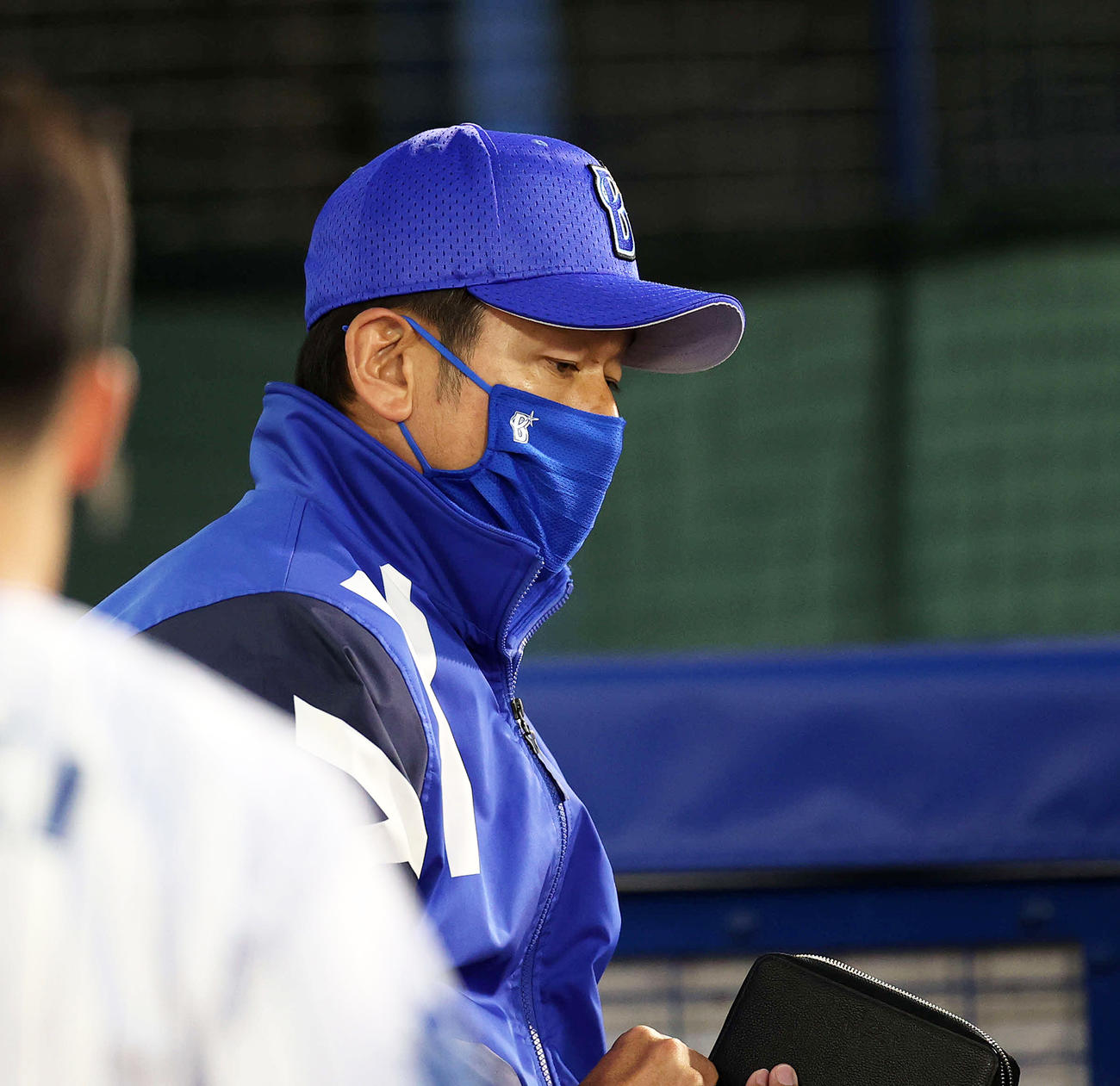 ベンチで厳しい表情を見せるDeNA三浦監督（撮影・鈴木正人）
