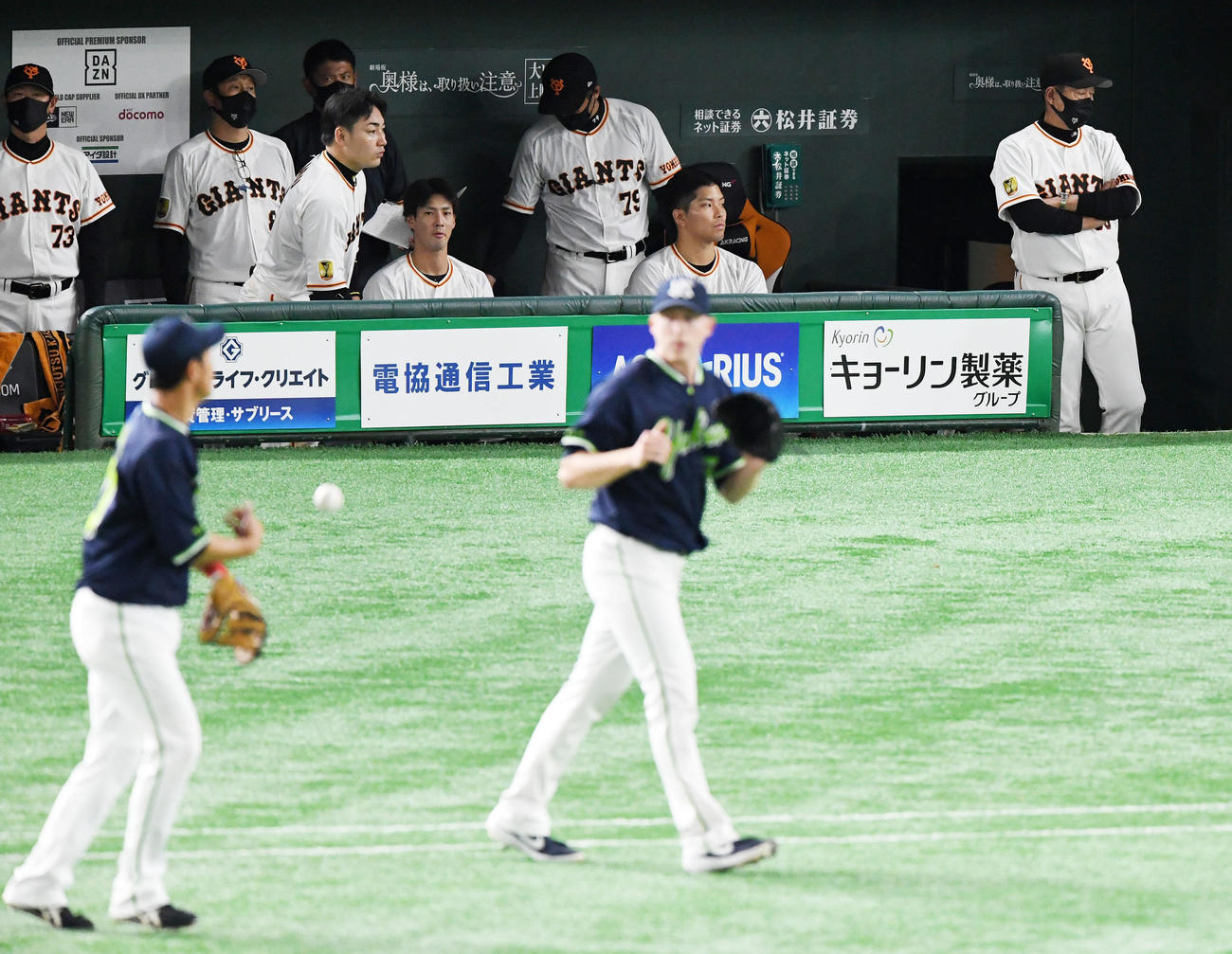巨人対ヤクルト　ヤクルトに敗れ肩を落とす巨人原監督（右）（撮影・横山健太）