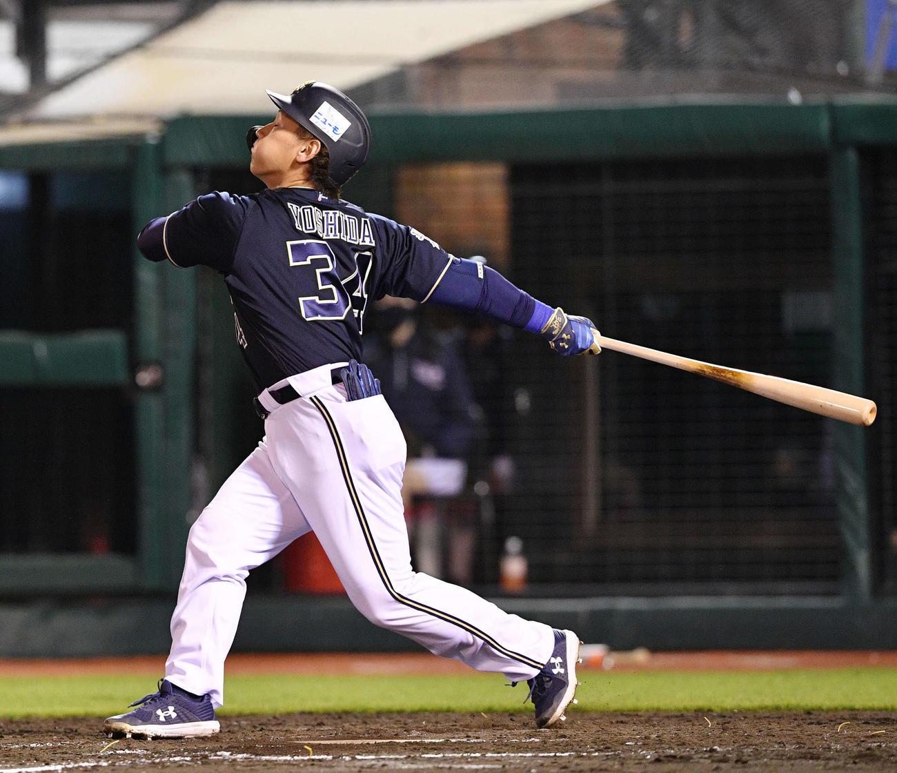 楽天対オリックス　8回表オリックス2死一、二塁、遊飛に倒れる吉田正（撮影・滝沢徹郎）