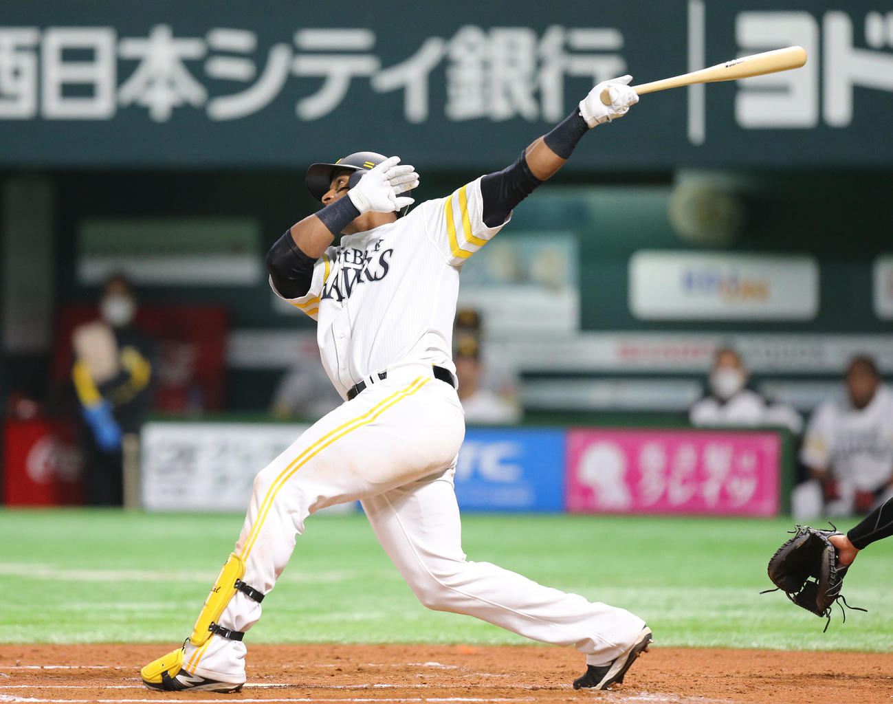 6回裏ソフトバンク2死一・二塁、グラシアルは右翼線に2点適時二塁打を放つ（撮影・屋方直哉）