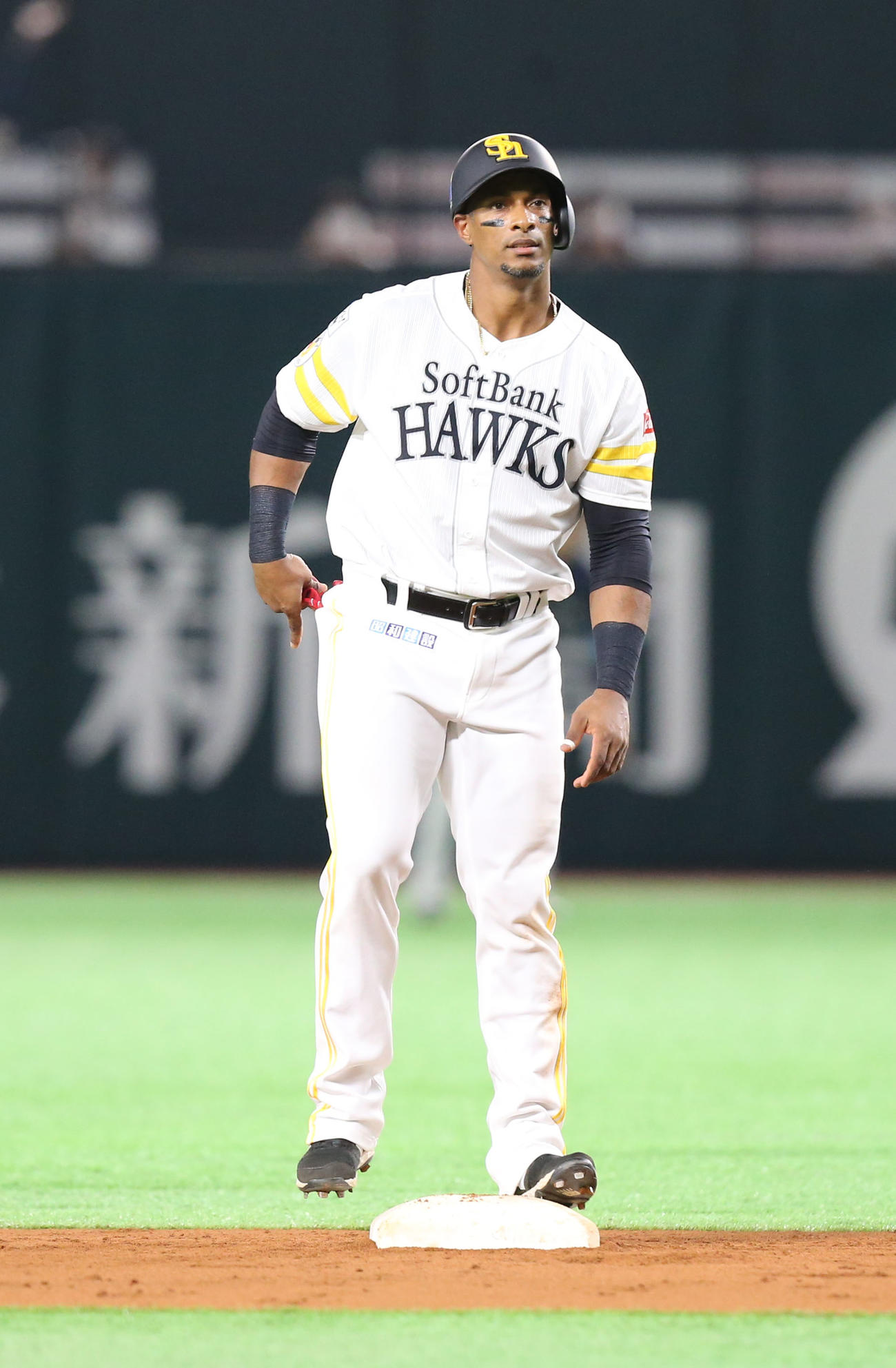 6回裏ソフトバンク2死一・二塁、グラシアルは右翼線に2点適時二塁打を放つ（撮影・屋方直哉）