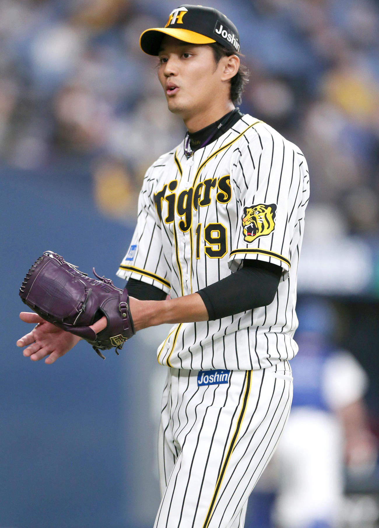 阪神対中日　6回表中日2死一塁、藤浪は代打福留を見逃し三振に仕留め、グラブをたたいてベンチへ引き揚げる（撮影・上山淳一）
