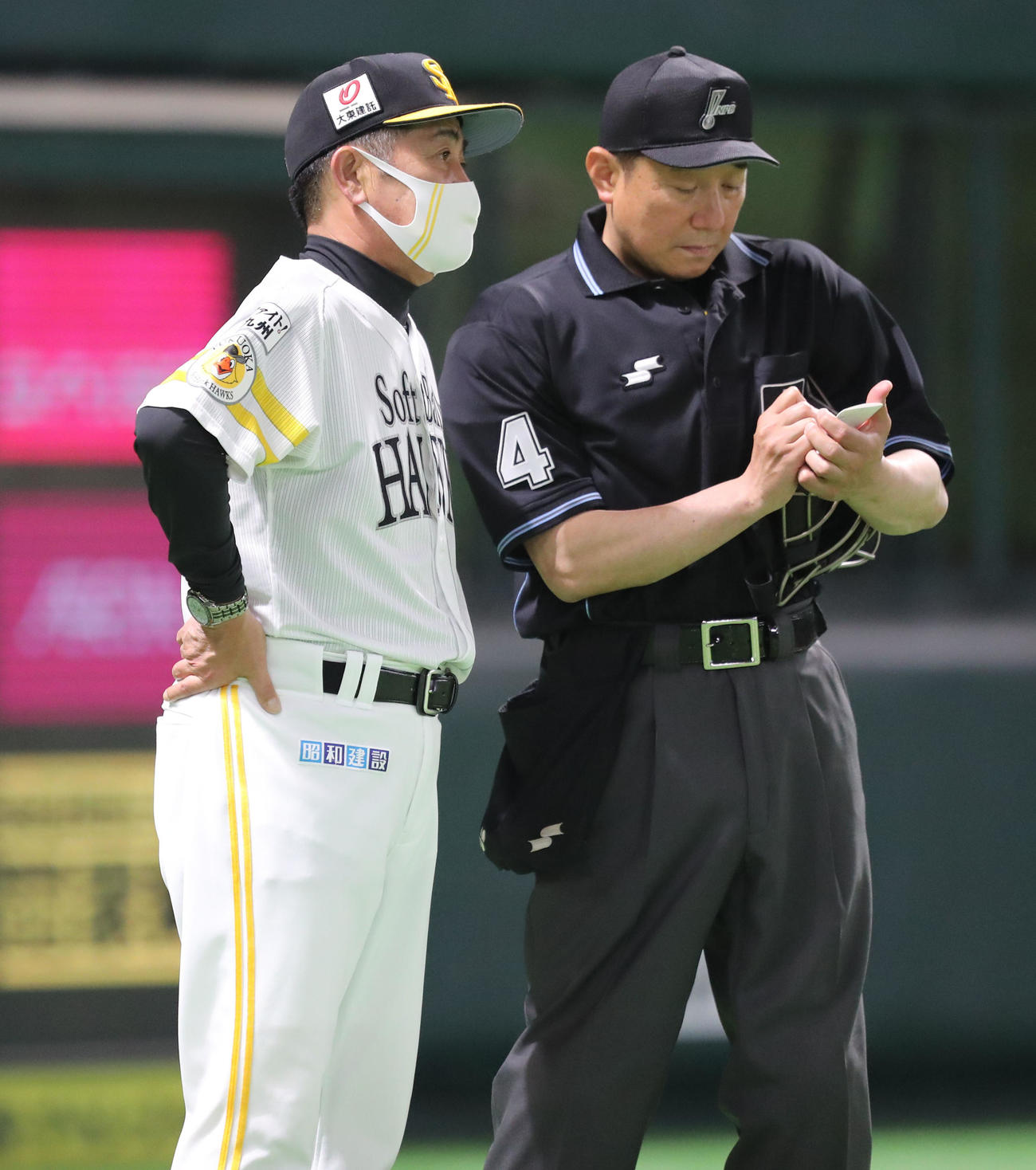 ソフトバンク対西武　7回の前、審判に選手交代を告げる工藤公康監督（撮影・梅根麻紀）
