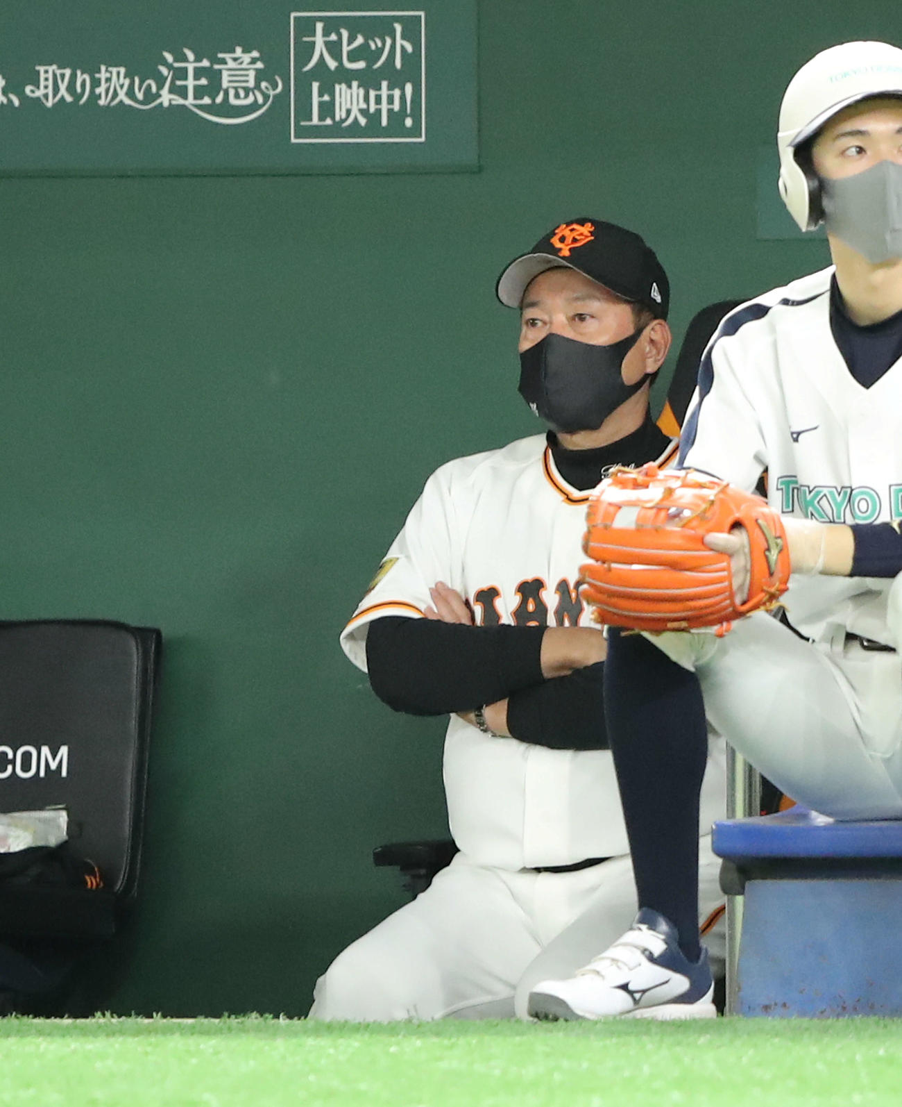 巨人対ヤクルト　6回表ヤクルト1死一塁、村上に先制2点本塁打を許し、ベンチで浮かない表情の原監督（撮影・河田真司）