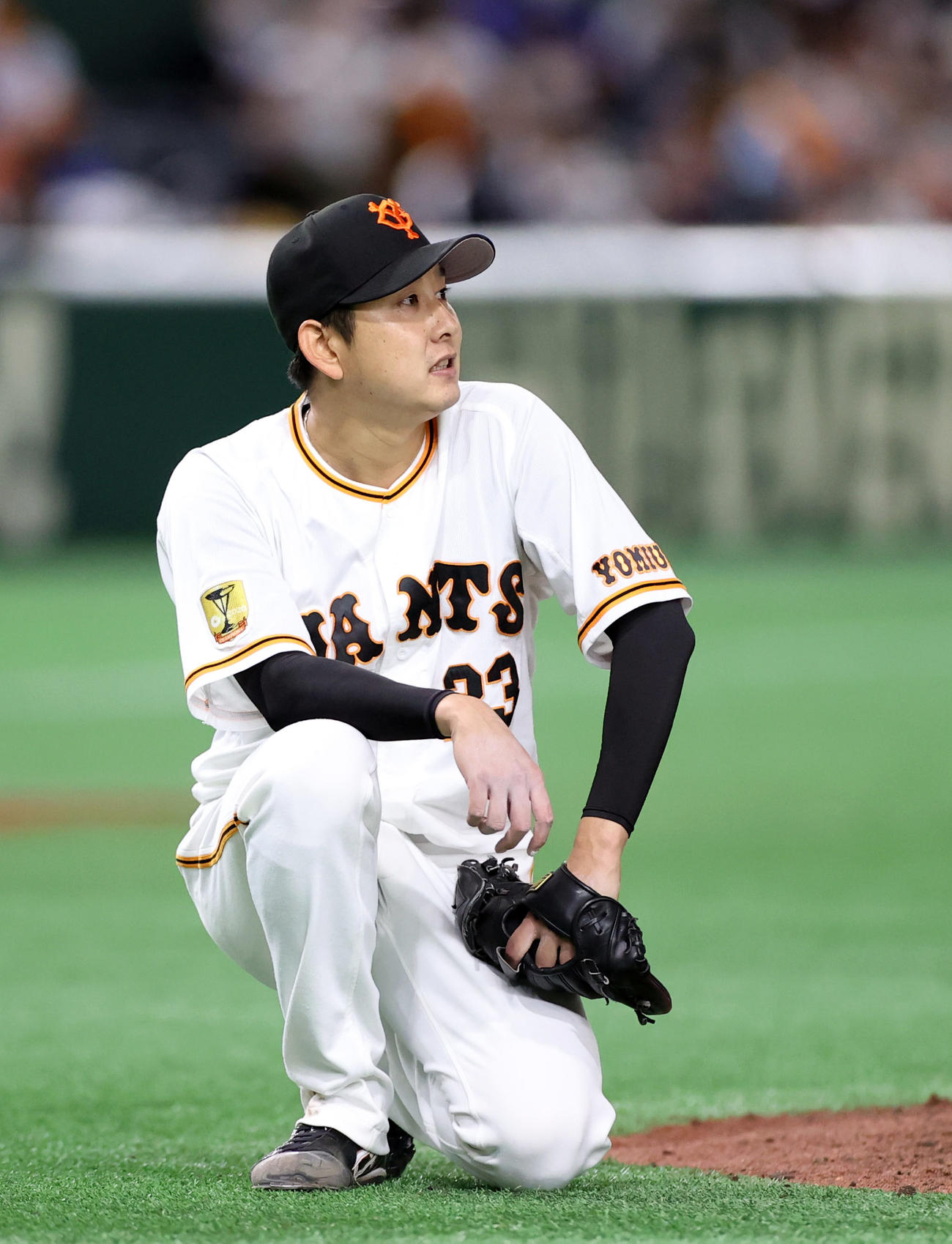 巨人対ヤクルト　6回表ヤクルト1死一塁、村上に2点本塁打を浴び、ひざまずく野上（撮影・狩俣裕三）