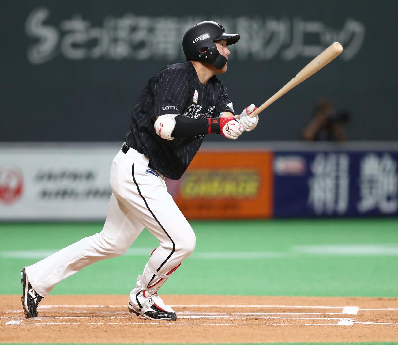 日本ハム対ロッテ　1回表ロッテ1死一、二塁、右越え適時二塁打を放つ安田（撮影・黒川智章）