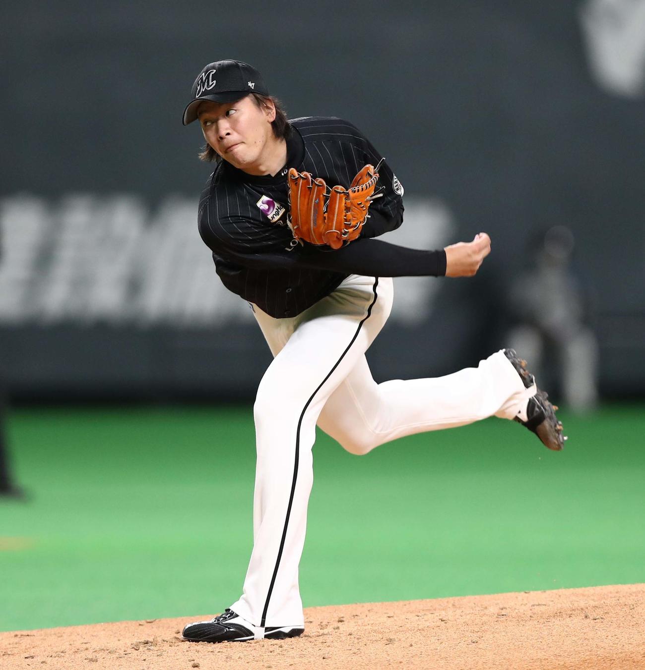 日本ハム対ロッテ　ロッテ先発の二木（撮影・黒川智章）