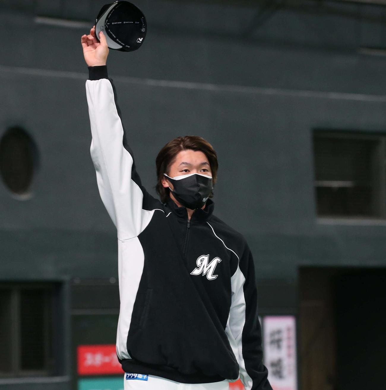 日本ハム対ロッテ　試合後、スタンドのファンに手を振る二木（撮影・黒川智章）