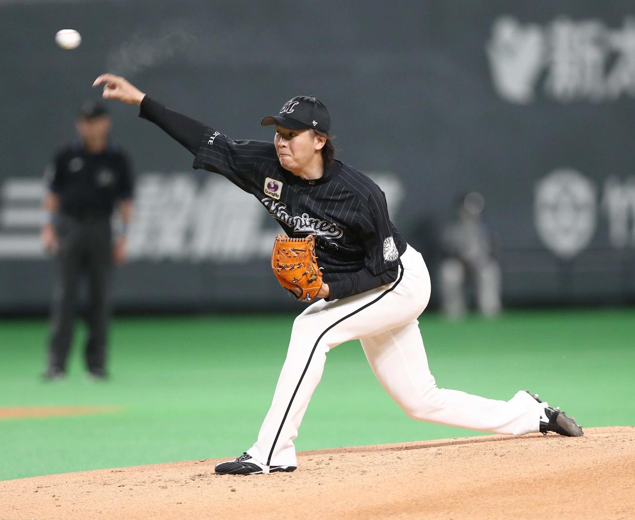 日本ハム対ロッテ　ロッテ先発の二木（撮影・黒川智章）