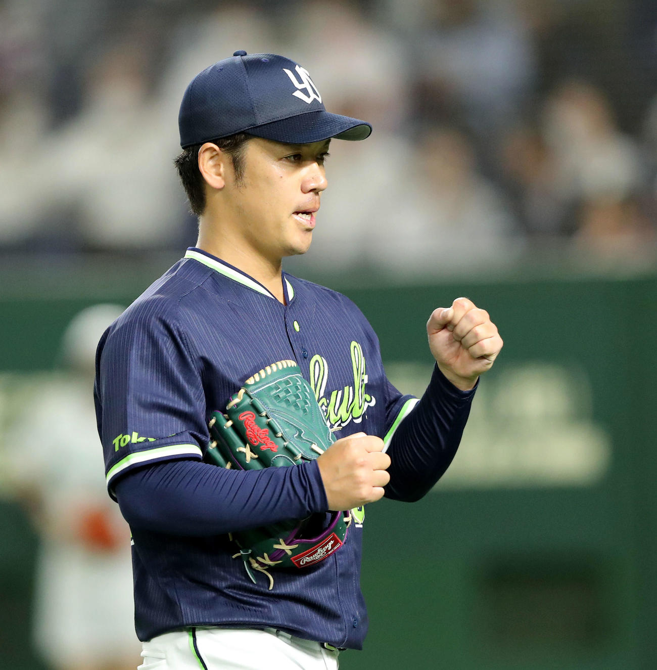 巨人対ヤクルト　2回裏を抑え、ガッツポーズでベンチに戻る小川（撮影・河田真司）