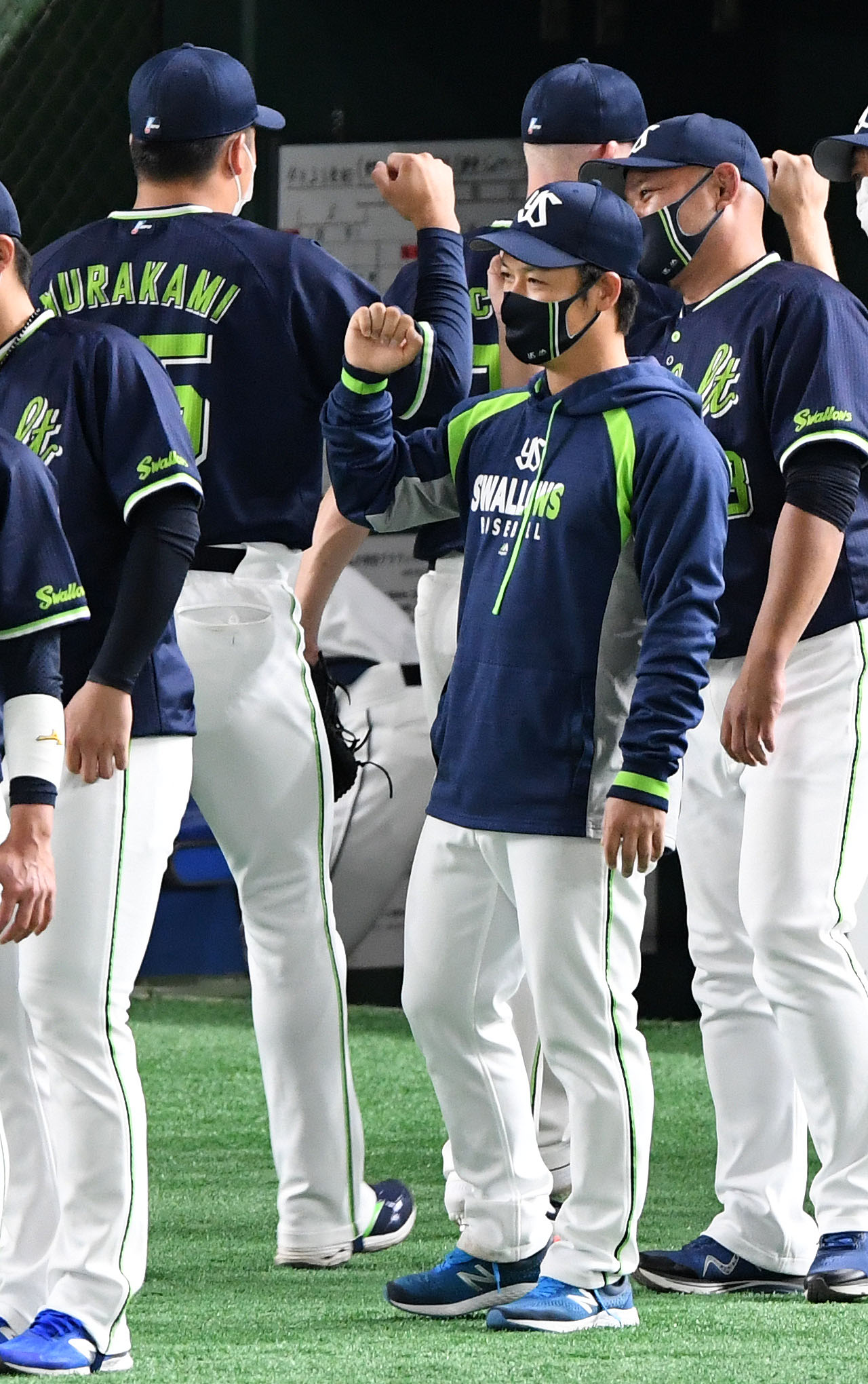 巨人対ヤクルト　巨人に勝利しタッチを交わすヤクルト小川（撮影・横山健太）