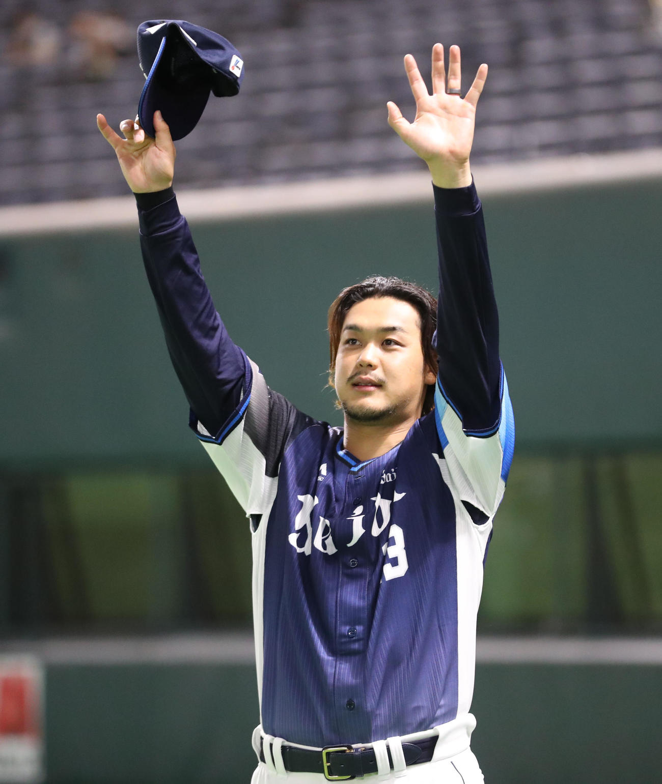 ソフトバンク対西武　2勝目を挙げ、ファンに手を振る高橋（撮影・屋方直哉）