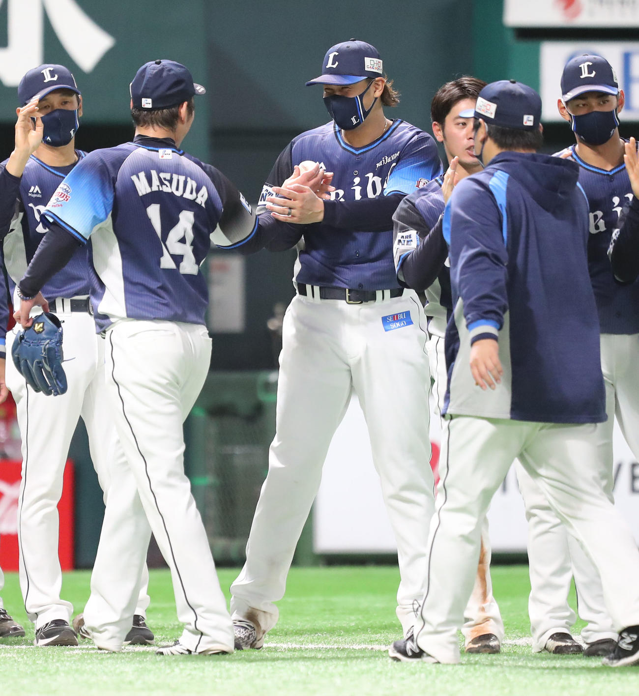 ソフトバンク対西武　勝利投手の高橋光成は増田達至にウイニングボールを渡され笑顔（撮影・梅根麻紀）