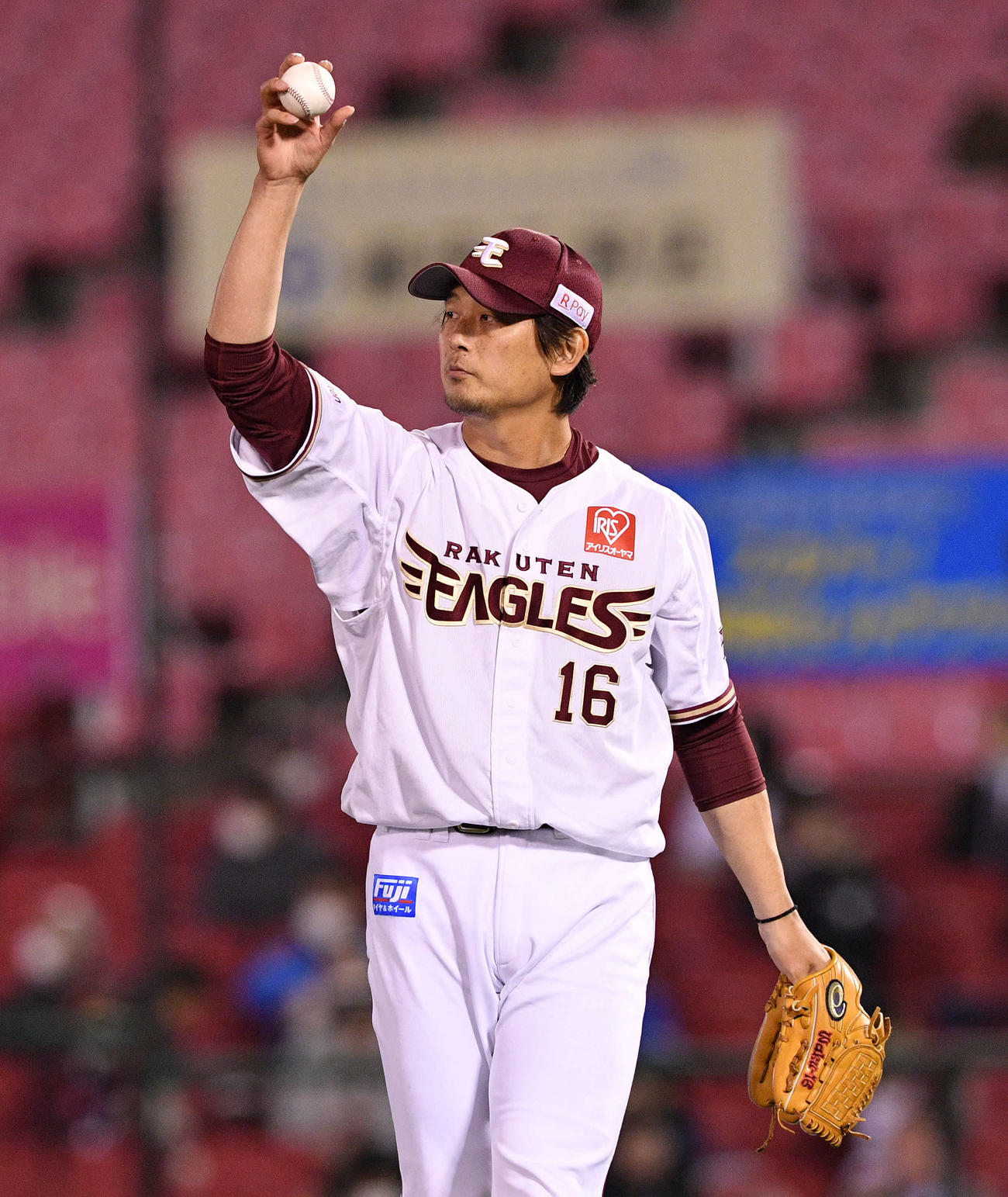 楽天対オリックス　3回表オリックス無死、佐野皓の打球を好捕した田中和に手を上げてたたえる涌井（撮影・滝沢徹郎）