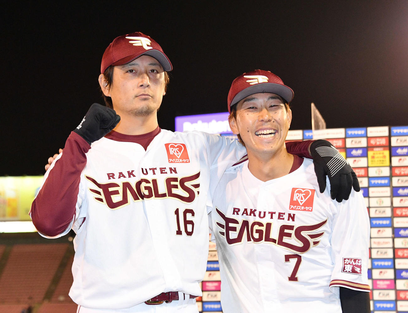 楽天対オリックス　ヒーローインタビューを終えポーズを決める楽天涌井（左）と鈴木大（撮影・滝沢徹郎）