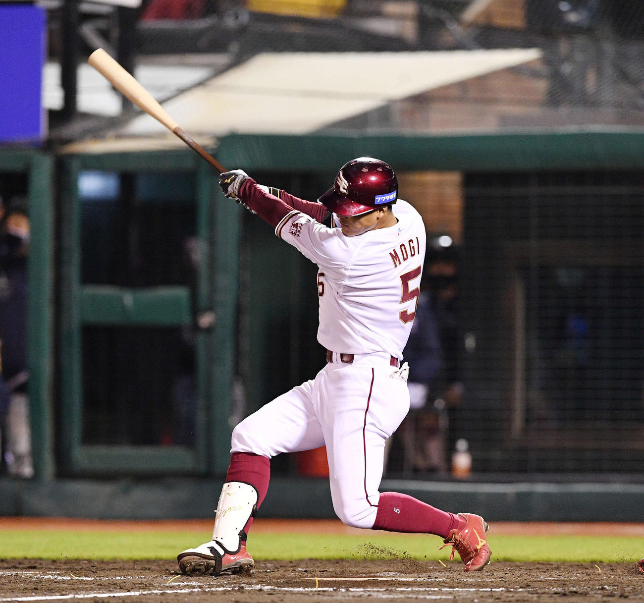 楽天対オリックス　7回裏楽天2死一、二塁、茂木は右適時二塁打を放つ（撮影・滝沢徹郎）