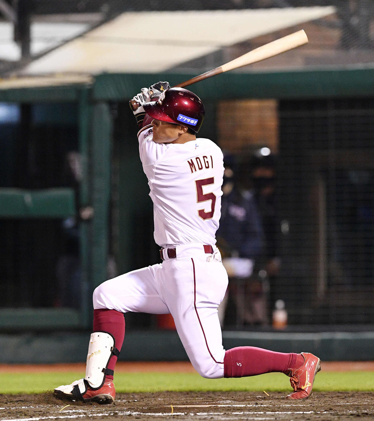 楽天対オリックス　7回裏楽天2死一、二塁、茂木は右適時二塁打を放つ（撮影・滝沢徹郎）
