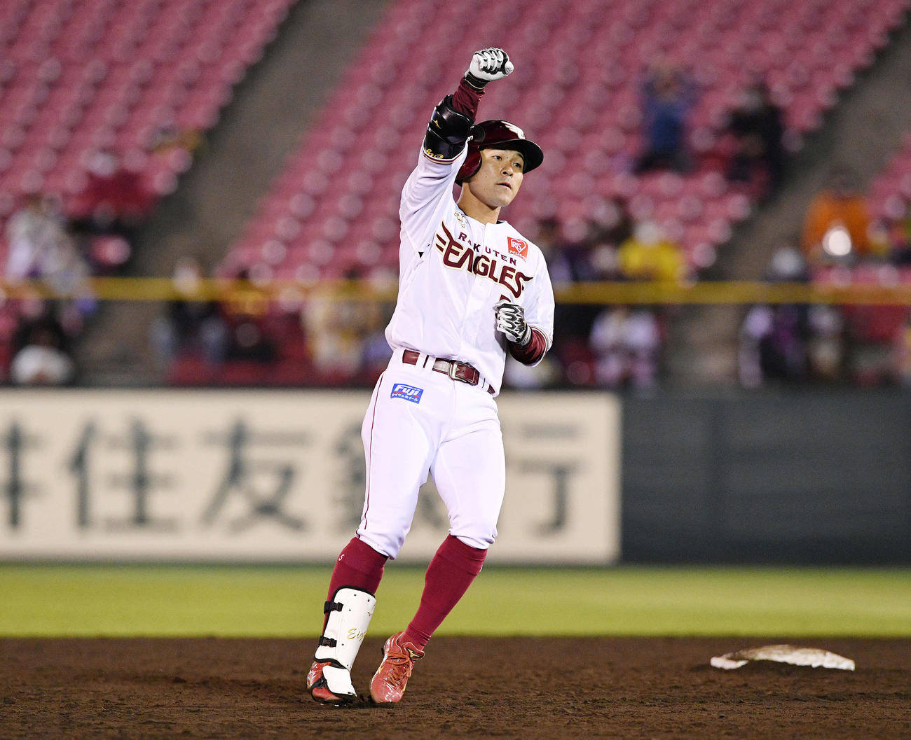 楽天対オリックス　7回裏楽天2死一、二塁、右適時二塁打を放った茂木はベンチへ向かいガッツポーズする（撮影・滝沢徹郎）