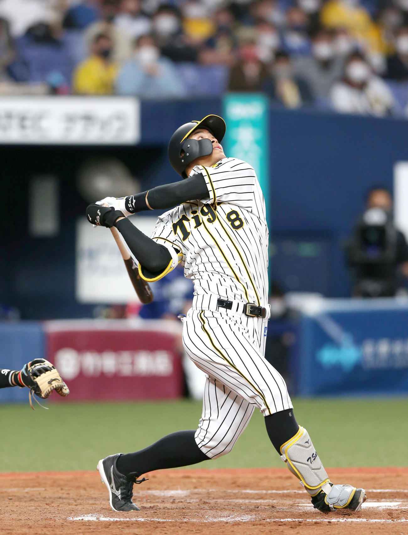 阪神対中日　8回裏阪神2死、佐藤輝は三邪飛に倒れる（撮影・上山淳一）