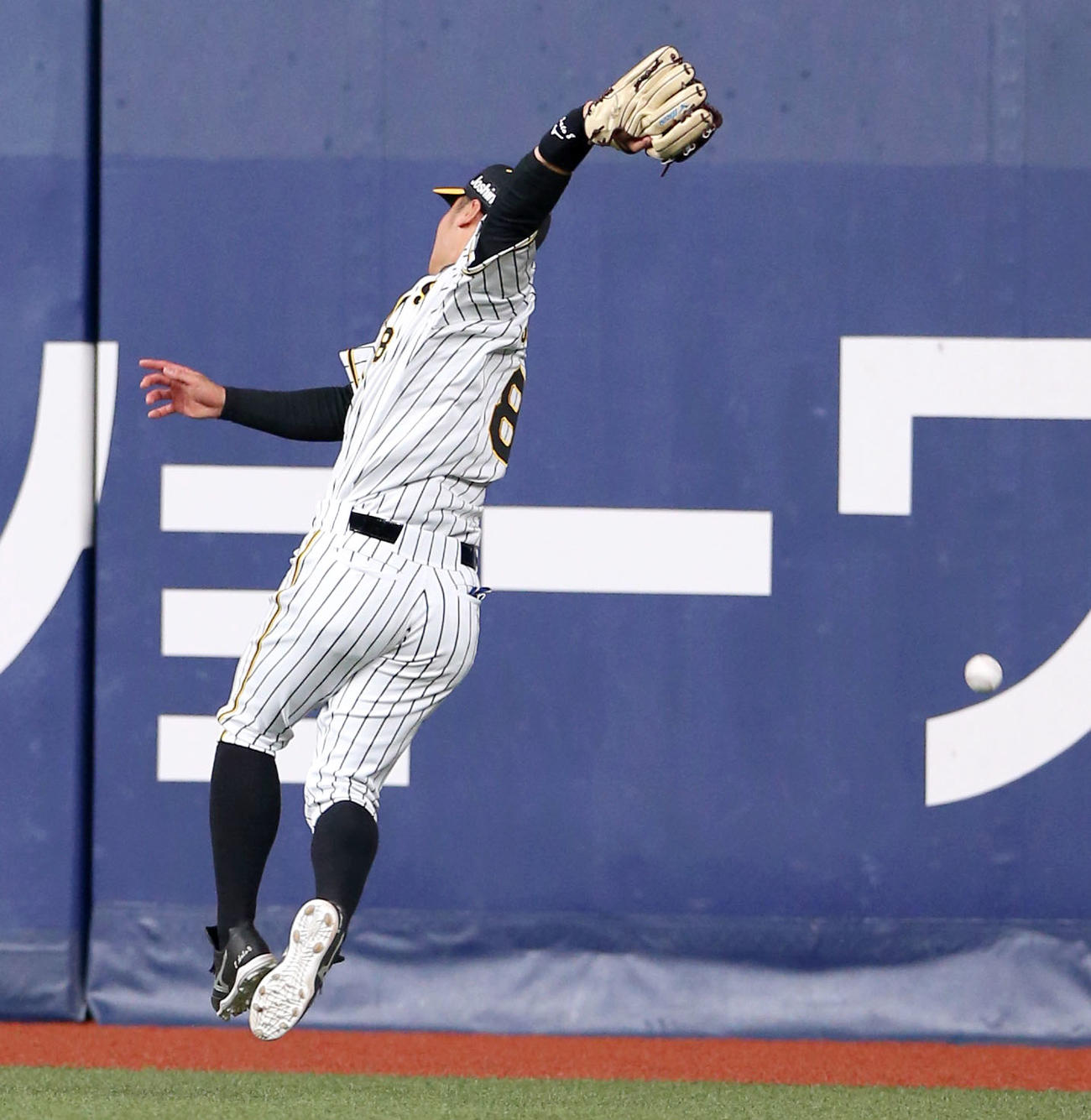 阪神対中日　9回表中日2死一、三塁、佐藤輝は木下拓の右への打球を追うが頭を越され、2点を失う（撮影・上山淳一）