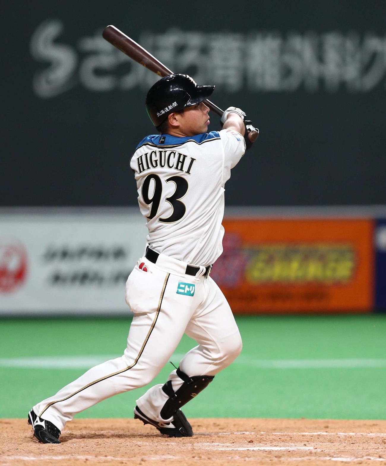 日本ハム対ロッテ　8回裏日本ハム無死、中越え二塁打を放つ樋口（撮影・黒川智章）