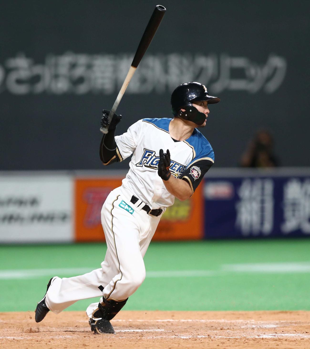 日本ハム対ロッテ　8回裏日本ハム無死二塁、中前打を放つ西川（撮影・黒川智章）