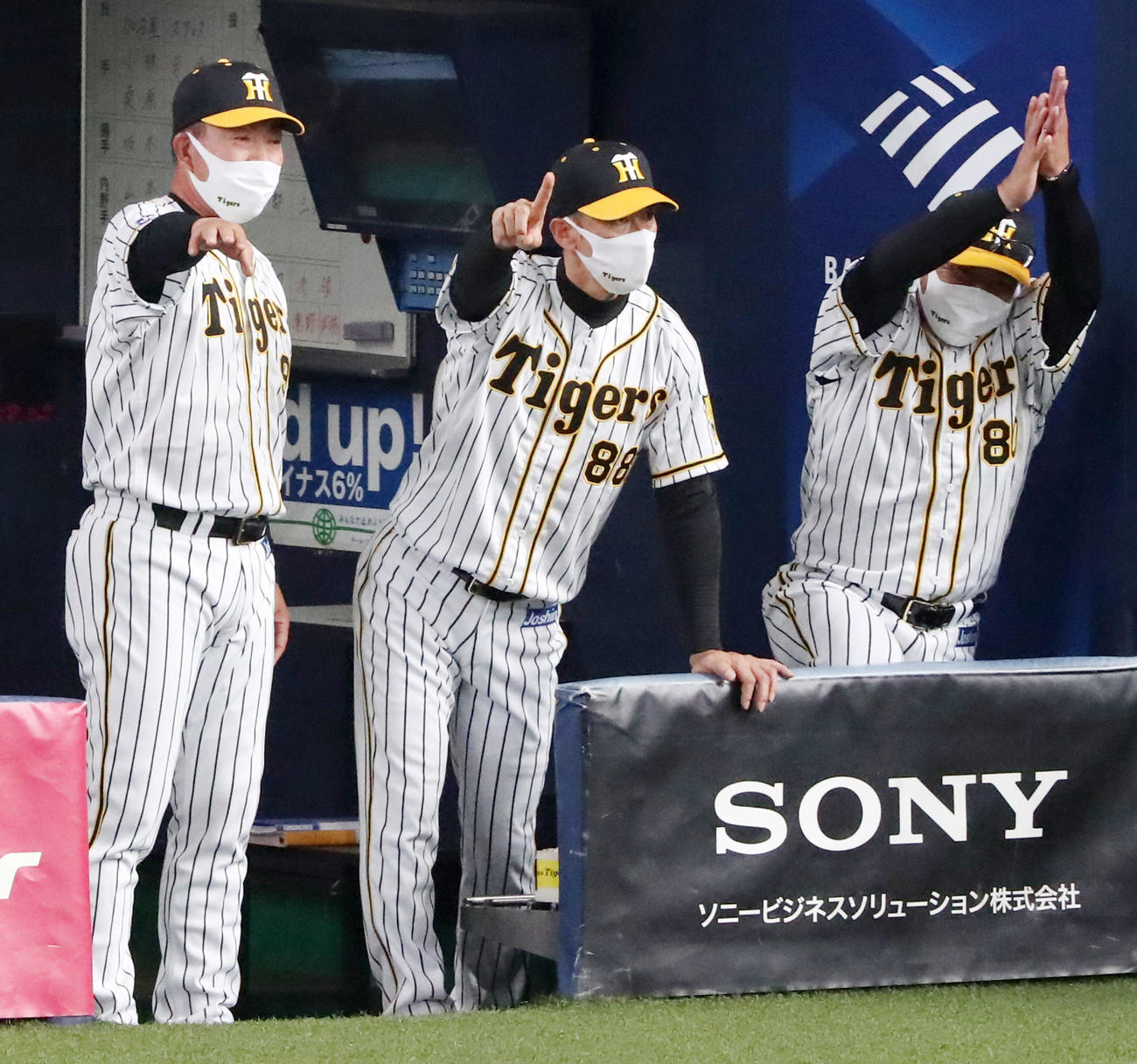 阪神対中日　2回裏阪神1死一、三塁、矢野監督（中央）は木浪の左線適時二塁打にベンチで指を立てる（撮影・加藤哉）