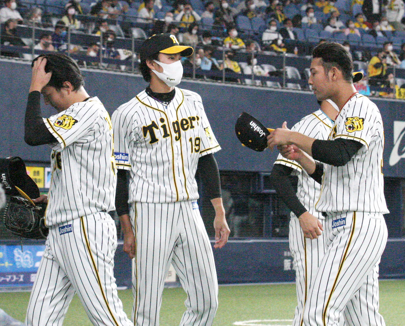 阪神対中日　8回を終え藤浪（中央）は小林（左）をベンチ前で出迎える、右は加治屋（撮影・上山淳一）