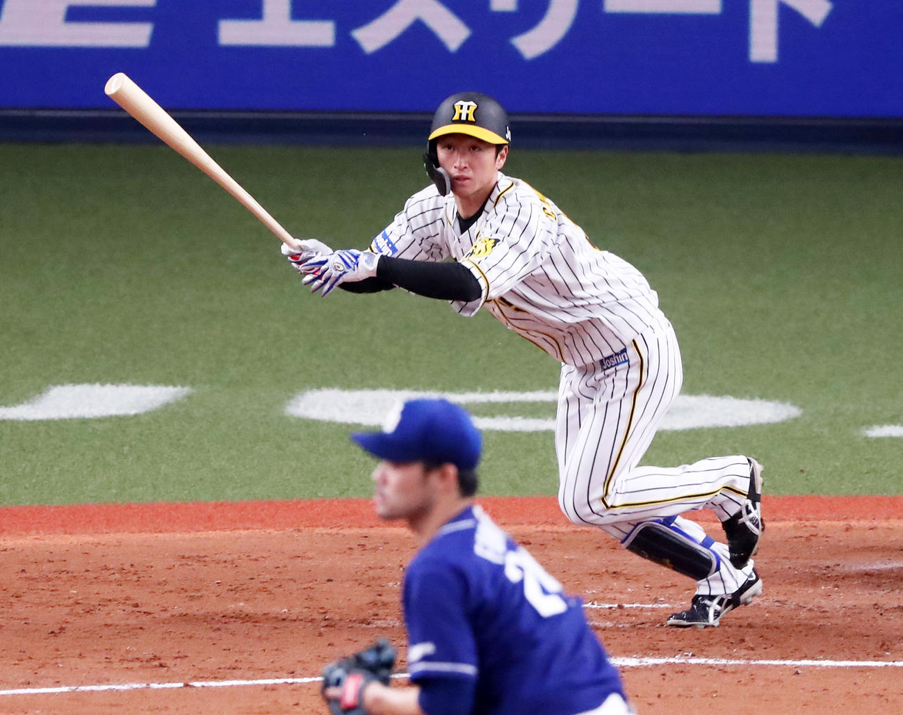 2回裏阪神2死二、三塁、近本は中前勝ち越し2点適時打を放つ。投手は福谷（撮影・加藤哉）
