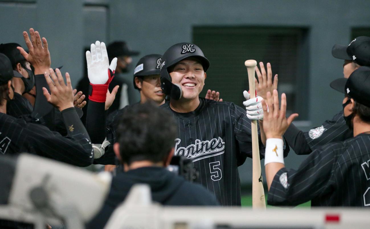 日本ハム対ロッテ　2回表ロッテ2死二塁、右越え2点本塁打を放ちナインに出迎えられる安田（撮影・黒川智章）