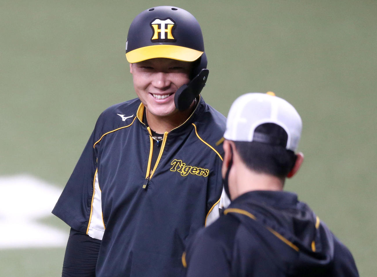 阪神対中日　試合前、矢野監督（手前）と笑顔で話す大山（撮影・上山淳一）