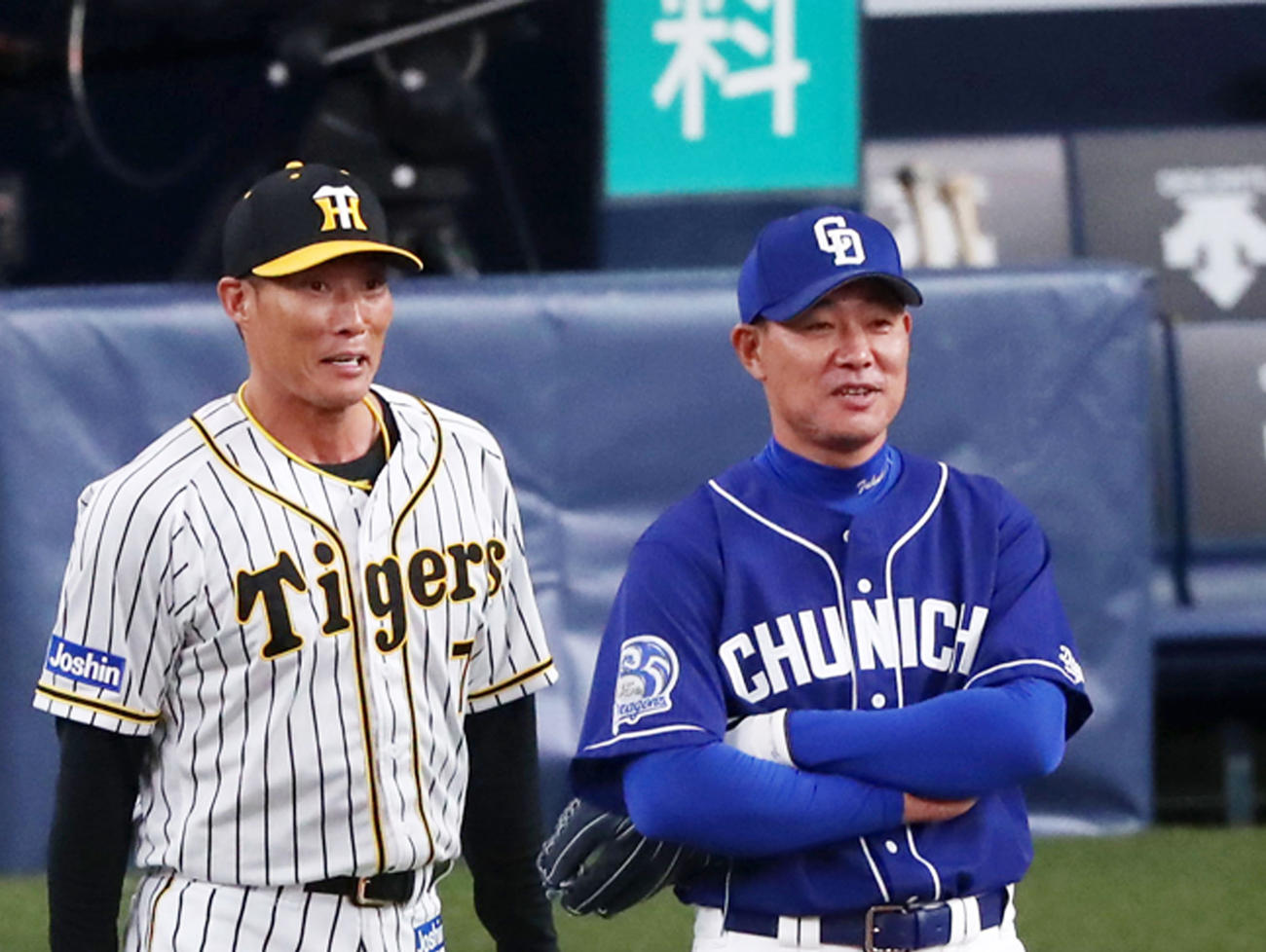 試合前、阪神糸井（左）と談笑する中日福留（撮影・加藤哉）