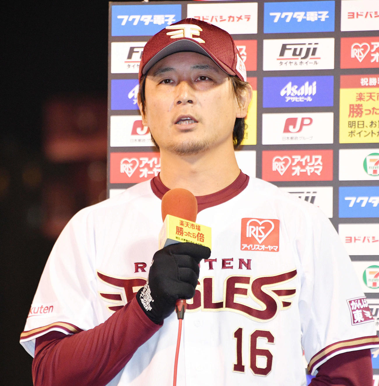 楽天対オリックス　ヒーローインタビューで話す楽天涌井（撮影・滝沢徹郎）