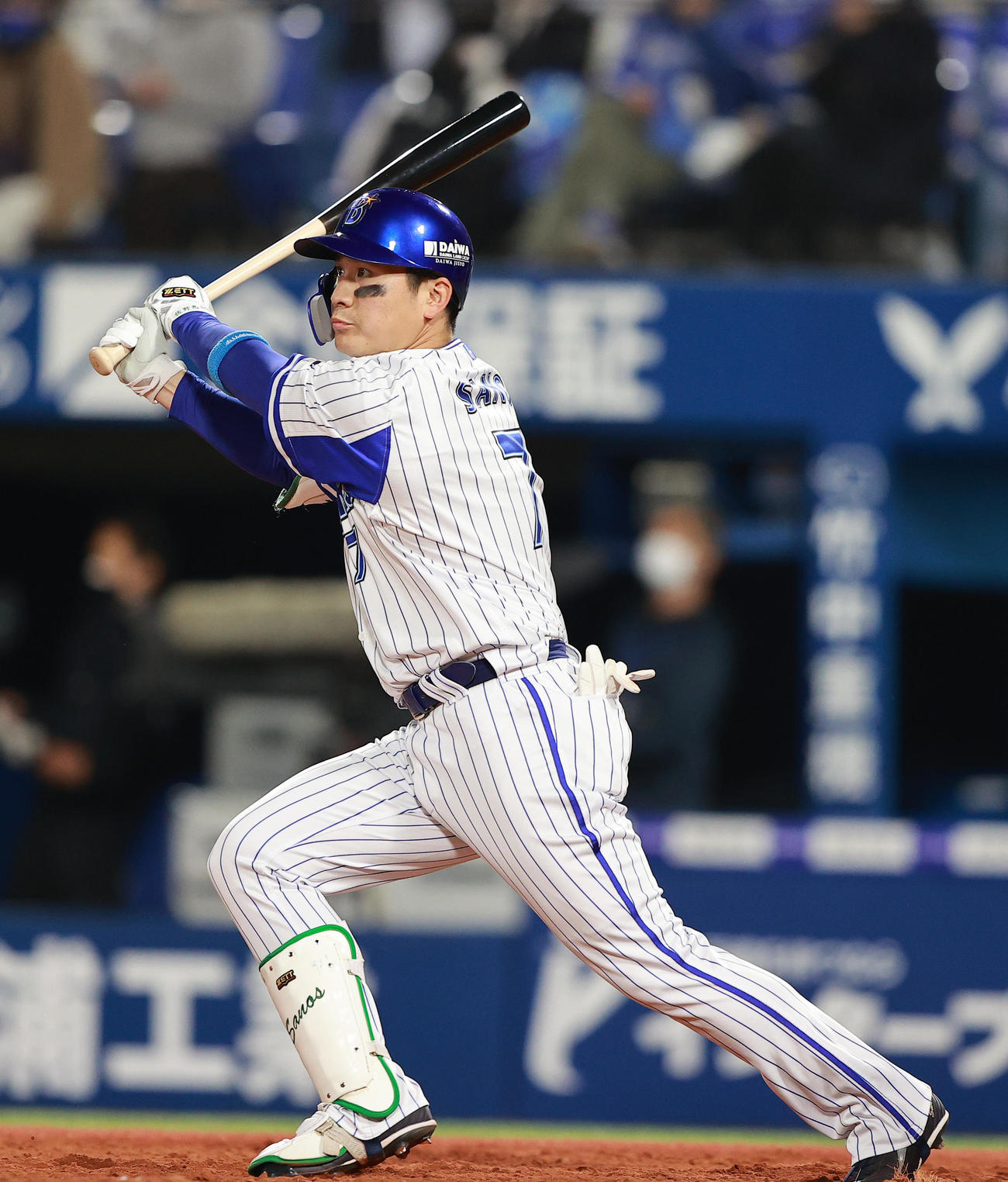 DeNA対ヤクルト　4回裏DeNA無死、左二塁打を放つ佐野（撮影・野上伸悟）