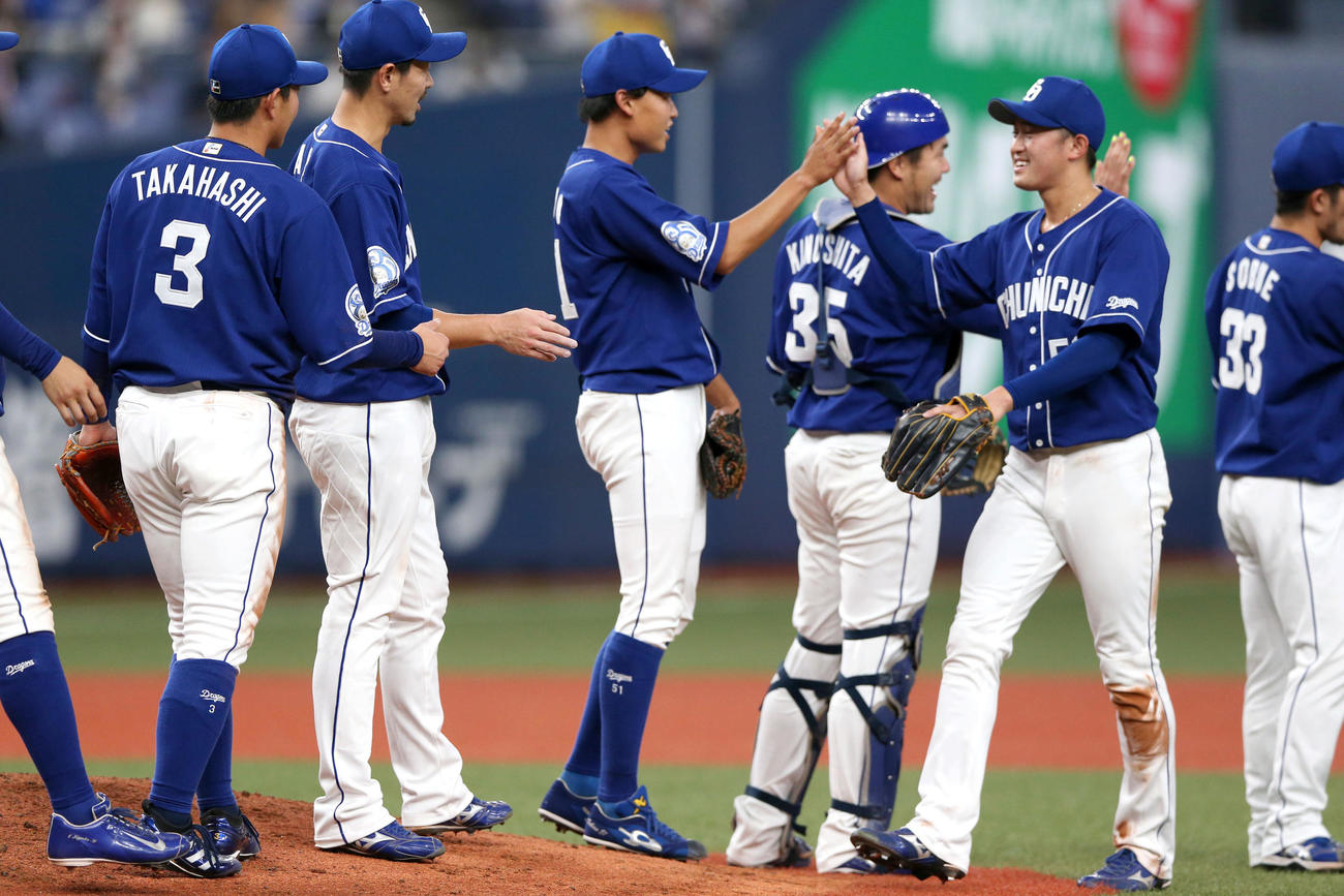 阪神対中日　阪神に勝利しハイタッチする中日ナイン（撮影・上山淳一）