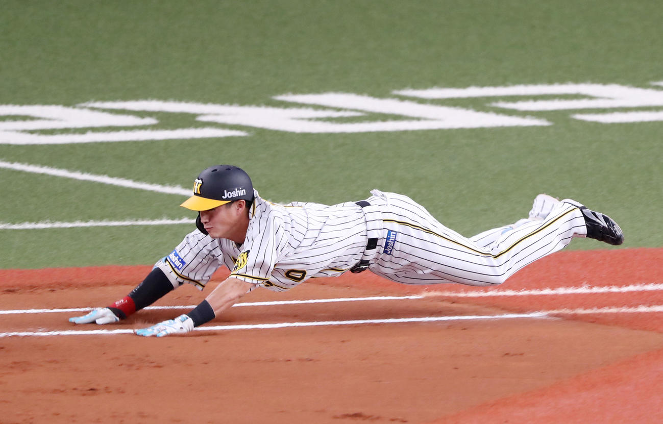 阪神対中日　6回裏阪神無死、木浪は遊内野安打を放ち一塁にヘッドスライディングする（撮影・加藤哉）