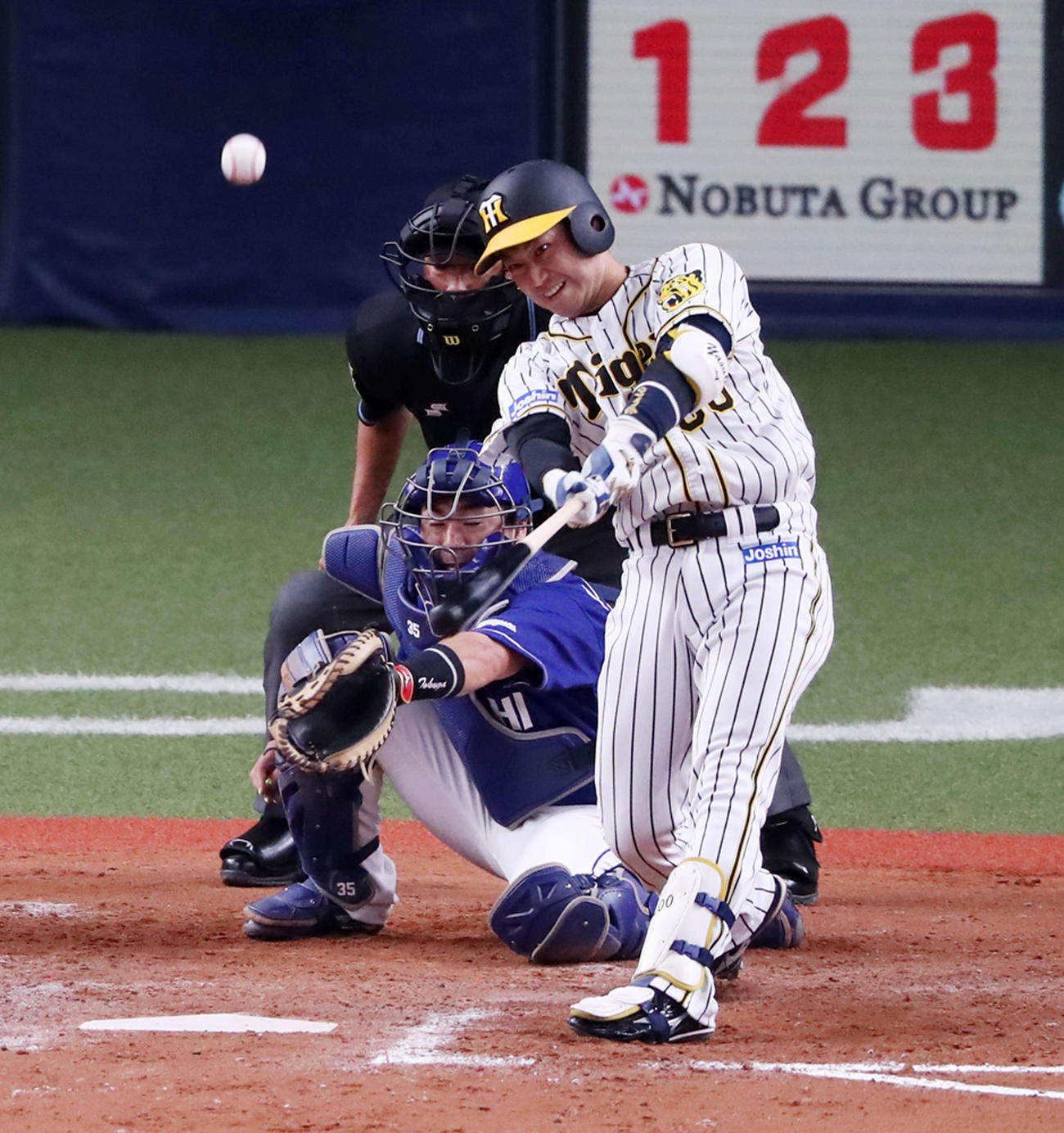 阪神対中日　9回裏阪神2死一、二塁、山本はサヨナラ中越え適時二塁打を放つ（撮影・加藤哉）