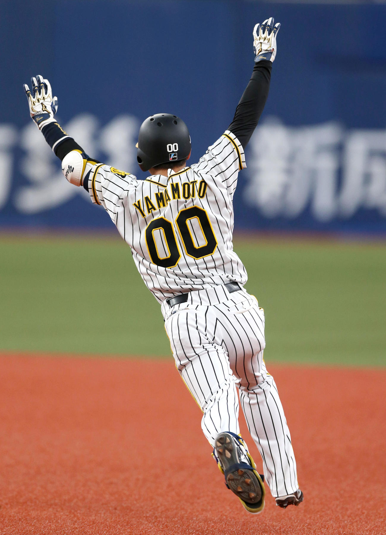 阪神対中日　9回裏阪神2死一、二塁、山本はサヨナラ適時打を放つ（撮影・上山淳一）