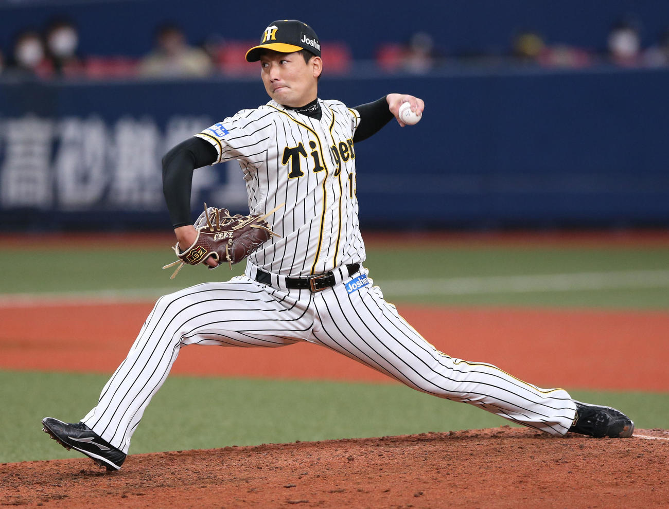 阪神対中日　8回表中日1死一塁、青柳から継投する岩崎（撮影・上山淳一）