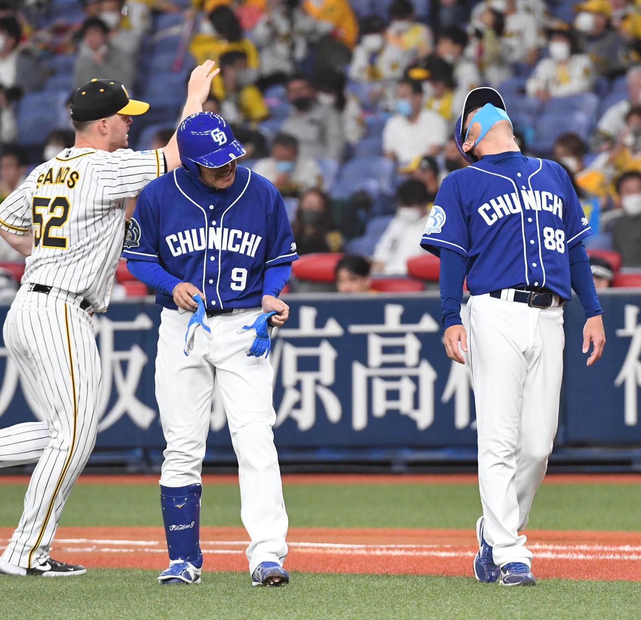 4回表中日1死一塁、福留（左）は併殺に倒れる。右は荒木コーチ（撮影・前岡正明）